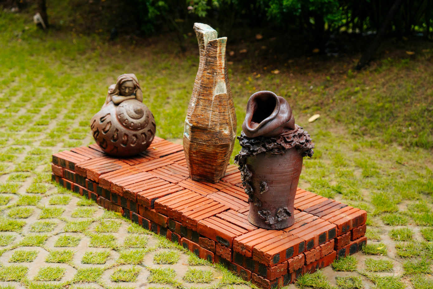 Du khách sẽ được chiêm ngưỡng các tác phẩm gốm và điêu khắc của nhiều tác giả nổi tiếng trong giới nghệ thuật khi đến nghỉ dưỡng tại Lynn Times Thanh Thuỷ.