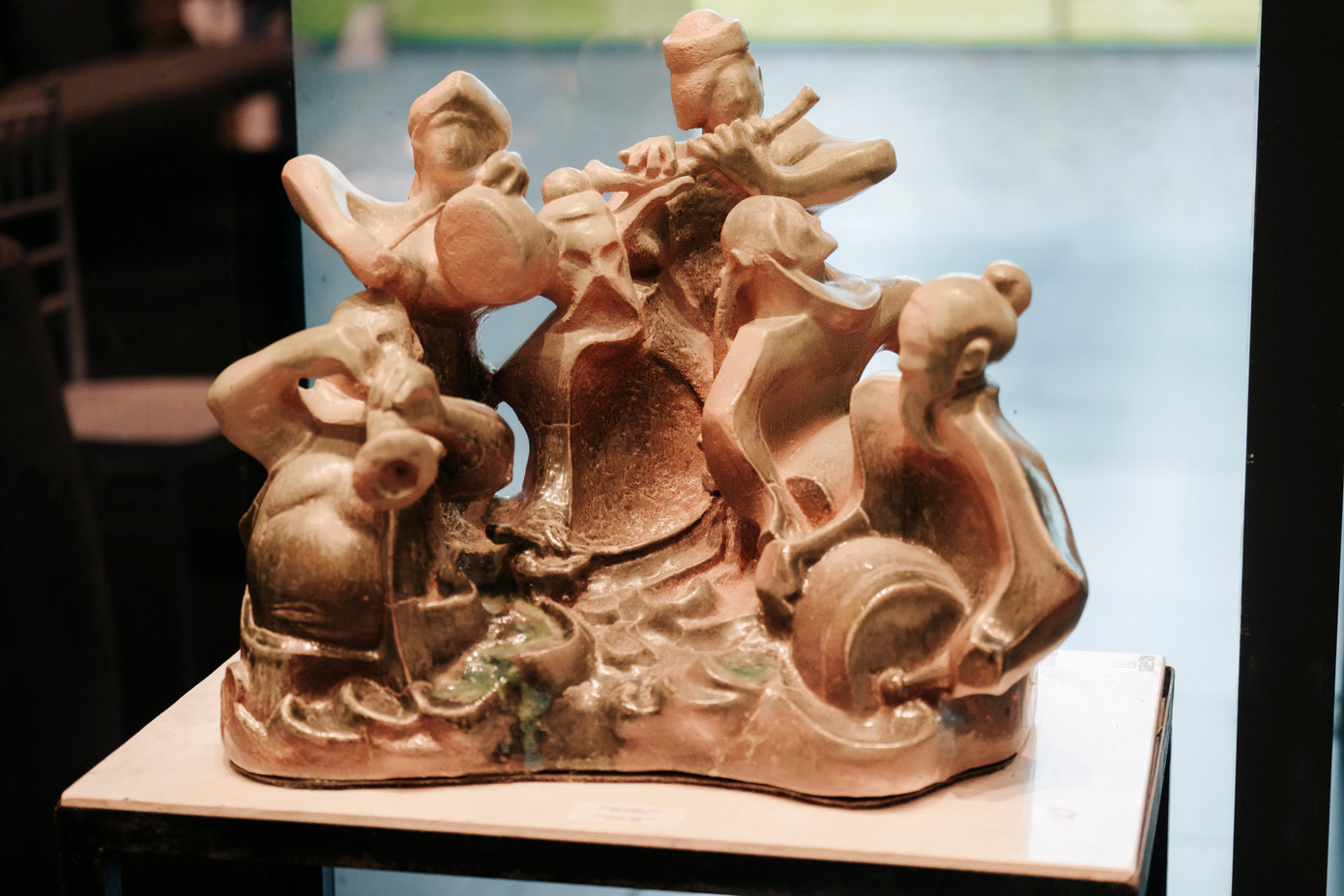 Du khách sẽ được chiêm ngưỡng các tác phẩm gốm và điêu khắc của nhiều tác giả nổi tiếng trong giới nghệ thuật khi đến nghỉ dưỡng tại Lynn Times Thanh Thuỷ.