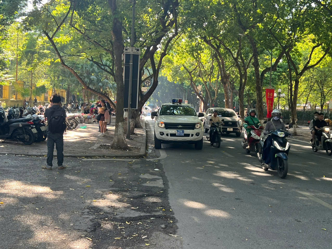 Đặc biệt, ngay sau khi nhận được phản ánh, UBND phường Quán Thánh đã chỉ đạo công an phường tuyên truyền, nhắc nhở người dân không đứng dưới lòng đường chụp ảnh, để đảm bảo an toàn giao thông. Ảnh do UBND phường Quán Thánh cung cấp.