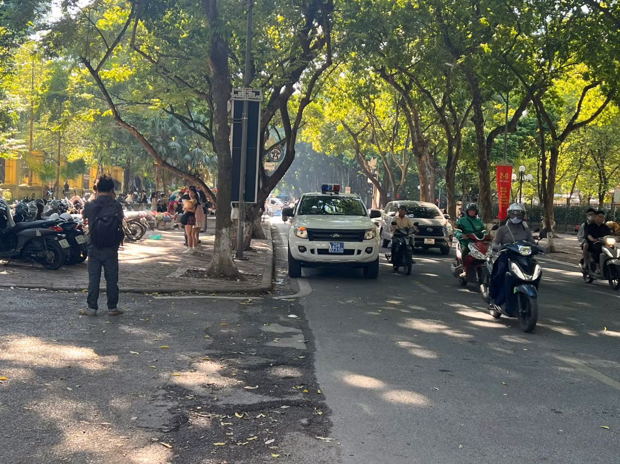 Đặc biệt, ngay sau khi nhận được phản ánh, UBND phường Quán Thánh đã chỉ đạo công an phường tuyên truyền, nhắc nhở người dân không đứng dưới lòng đường chụp ảnh, để đảm bảo an toàn giao thông. Ảnh do UBND phường Quán Thánh cung cấp.