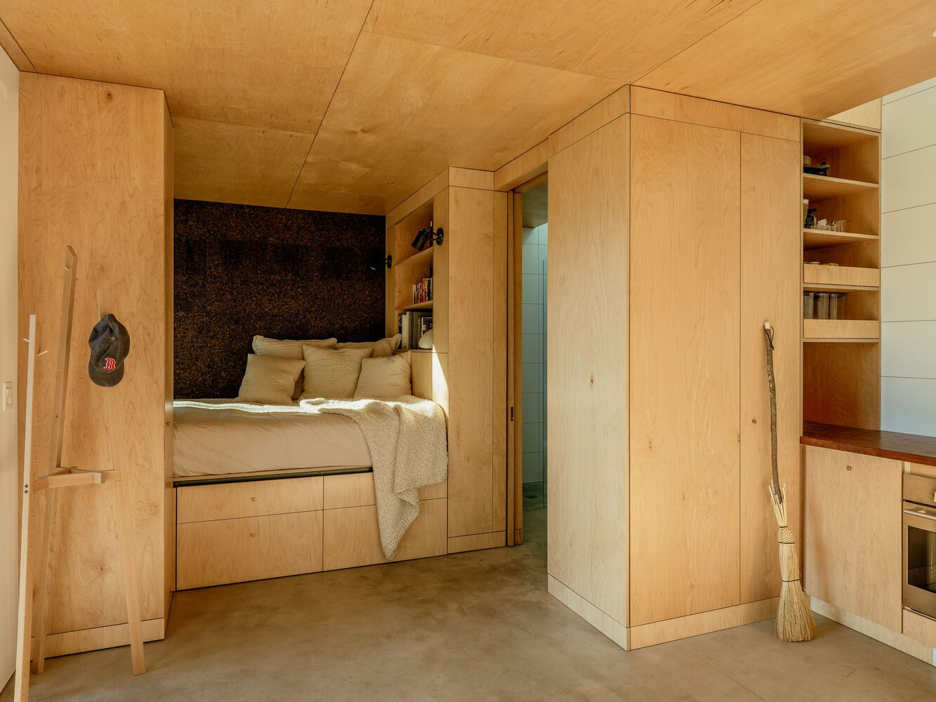 Giống như cabin của tàu, không gian nội thất của ngôi nhà được thiết kế gần giống như một tủ, với các giải pháp lưu trữ thông minh và ẩn khuất khỏi tầm nhìn.