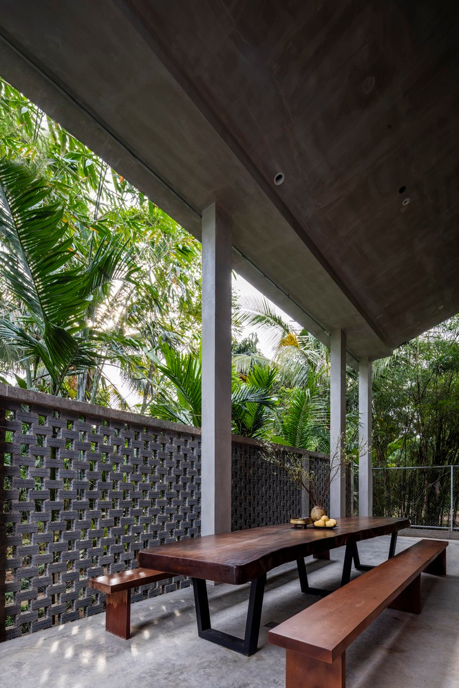 Nội thất hướng đến việc loại bỏ những thứ không cần thiết. Lớp hoàn thiện thô mộc đơn giản bằng gỗ và bê tông chưa qua xử lý mang đến một nơi ở giản dị. Nội thất hướng đến việc loại bỏ những thứ không cần thiết. Lớp hoàn thiện thô mộc đơn giản bằng gỗ và bê tông chưa qua xử lý mang đến một nơi ở giản dị.