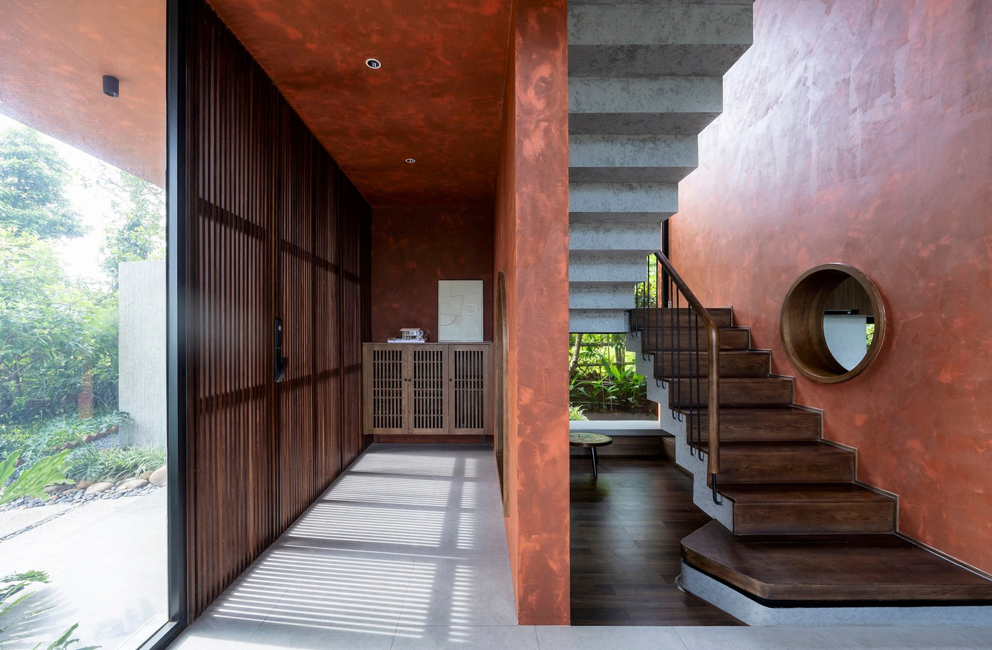 Khoảng trống, là nơi cầu thang và hành lang kết nối; nó cũng cung cấp không gian để thông gió tự nhiên.