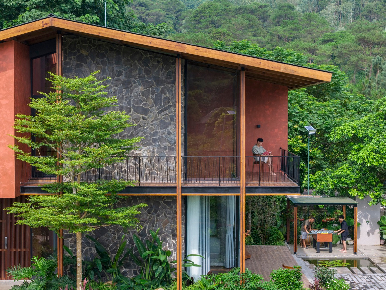 Không gian chức năng phụ nằm ở phía Tây của ngôi nhà, do đó kiến trúc sư bố trí trồng cây lớn, để cản trở tác động của ánh nắng mặt trời phía Tây vào buổi chiều.