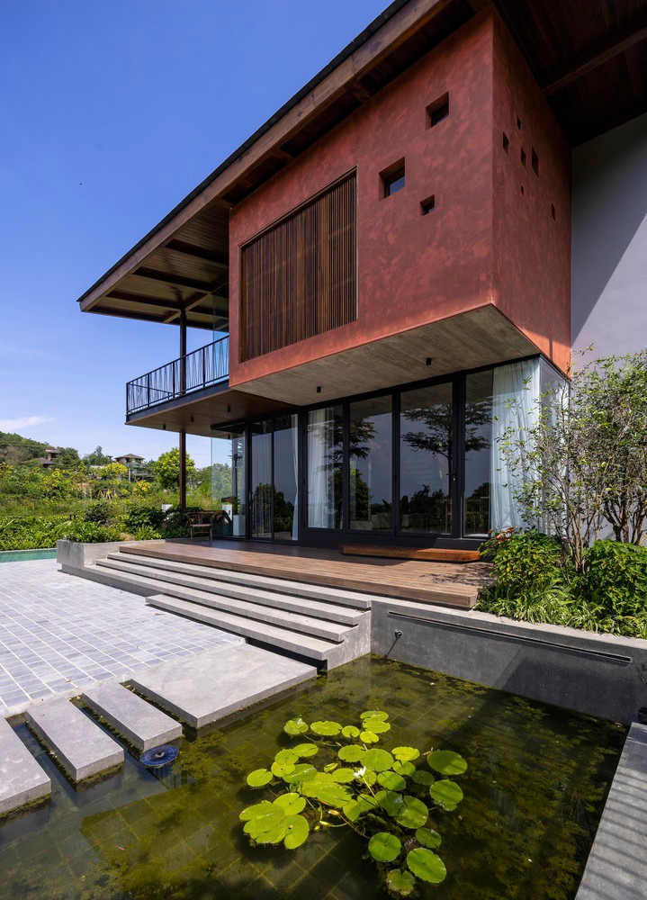 Thông qua thiết kế, kiến trúc sư đã giúp giảm ảnh hưởng của mưa, và ánh nắng phía Tây lên các không gian bên trong ngôi nhà.