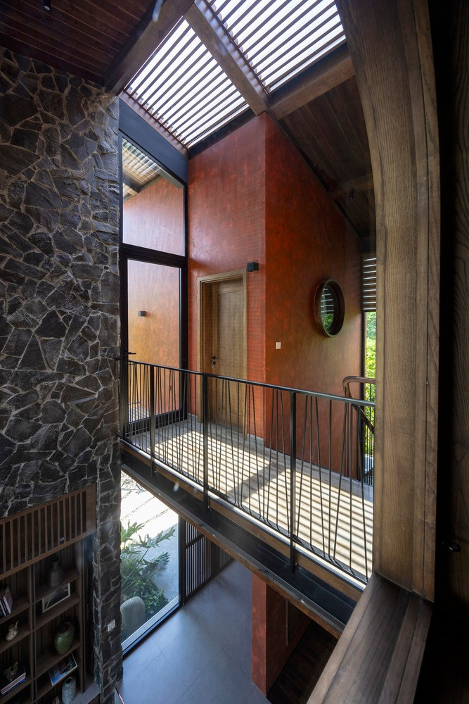 Điểm nhấn chính của không gian nội thất, là khoảng trống lớn tạo ra sự tương tác giữa các không gian khác nhau bên trong.