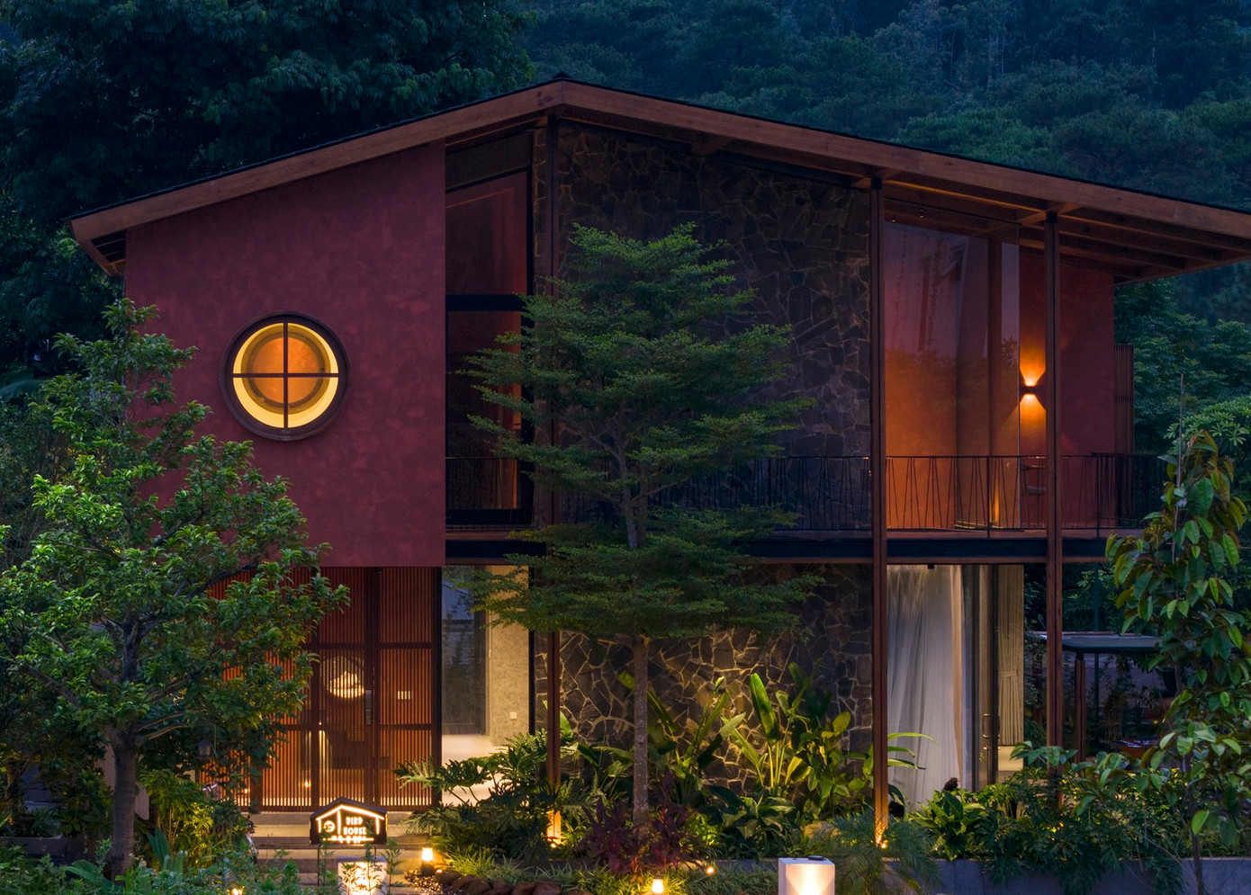 Bằng cách sử dụng toàn bộ tầng trệt làm không gian chung và đẩy các phòng ngủ lên tầng 2, thiết kế tạo ra các sân hiên và hành lang bên dưới đóng vai trò là không gian đệm, đảm bảo sự chuyển đổi tự nhiên của không gian bên ngoài vào không gian bên trong.