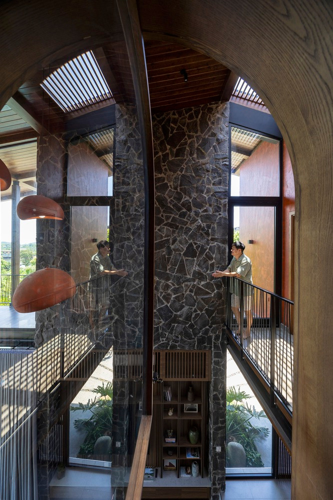 Điểm nhấn chính của không gian nội thất, là khoảng trống lớn tạo ra sự tương tác giữa các không gian khác nhau bên trong.