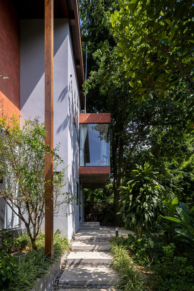 Cấu trúc của cột giúp đẩy các phòng ở tầng 2 và hệ thống mái phía trên, bằng cách sử dụng các vật liệu thô và quen thuộc tạo ra phản ứng giác quan mạnh mẽ, chẳng hạn như đá, gỗ, bê tông,…