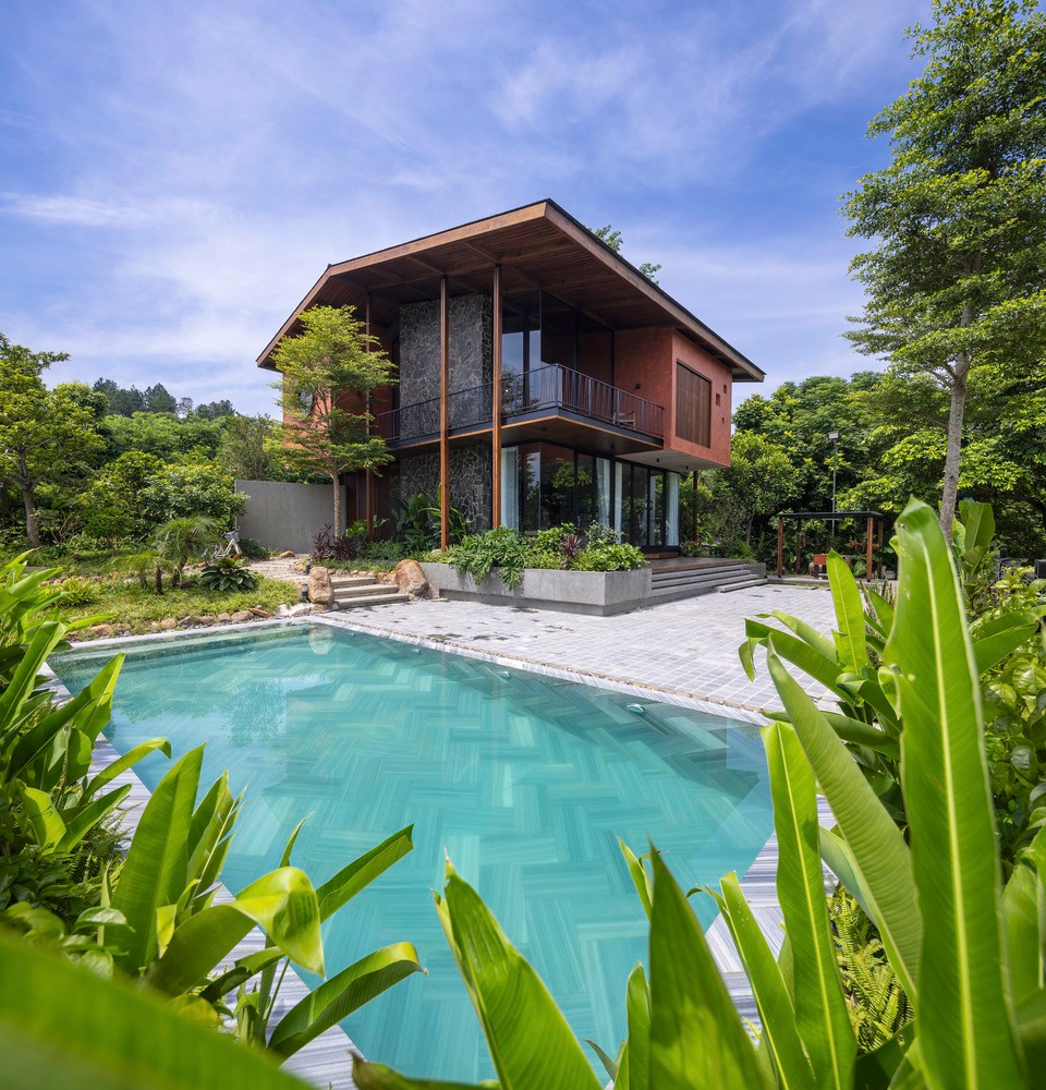 Không gian sinh hoạt chung, tối đa hóa tầm nhìn toàn cảnh của khu đất, đồng thời thiết lập kết nối với sân chơi ngoài trời và hồ bơi.