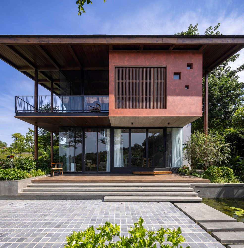 Lấy cảm hứng từ "Nhà sàn" truyền thống (một kiểu nhà điển hình nhưng giàu văn hóa của một nhóm dân tộc thiểu số miền núi ở vùng Tây Bắc). Kiến trúc sư bố trí không gian sinh hoạt chung tại tầng một.