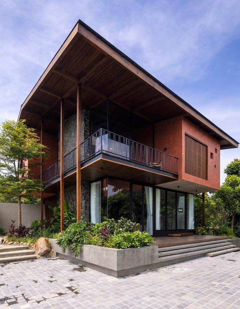 Thông qua thiết kế, kiến trúc sư đã giúp giảm ảnh hưởng của mưa, và ánh nắng phía Tây lên các không gian bên trong ngôi nhà.