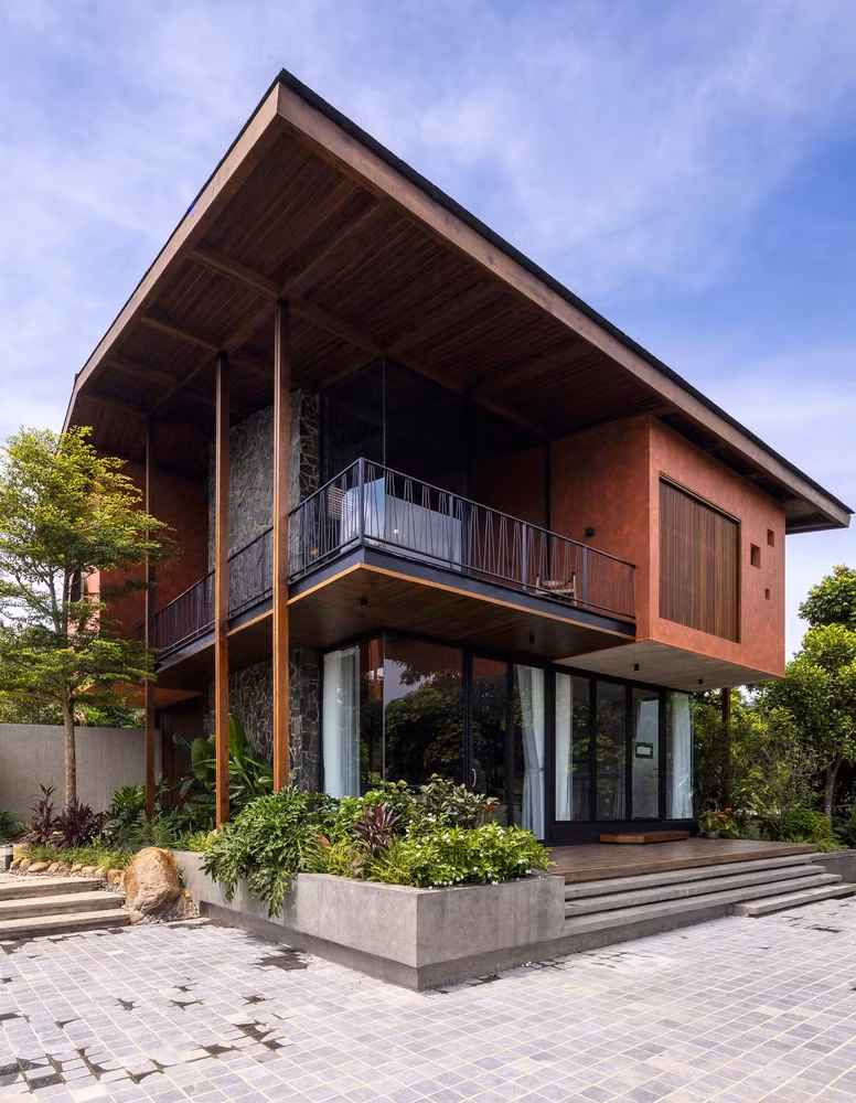 Thông qua thiết kế, kiến trúc sư đã giúp giảm ảnh hưởng của mưa, và ánh nắng phía Tây lên các không gian bên trong ngôi nhà. Thông qua thiết kế, kiến trúc sư đã giúp giảm ảnh hưởng của mưa, và ánh nắng phía Tây lên các không gian bên trong ngôi nhà.