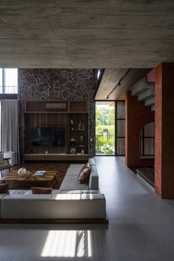 Cấu trúc của cột giúp đẩy các phòng ở tầng 2 và hệ thống mái phía trên, bằng cách sử dụng các vật liệu thô và quen thuộc tạo ra phản ứng giác quan mạnh mẽ, chẳng hạn như đá, gỗ, bê tông,…