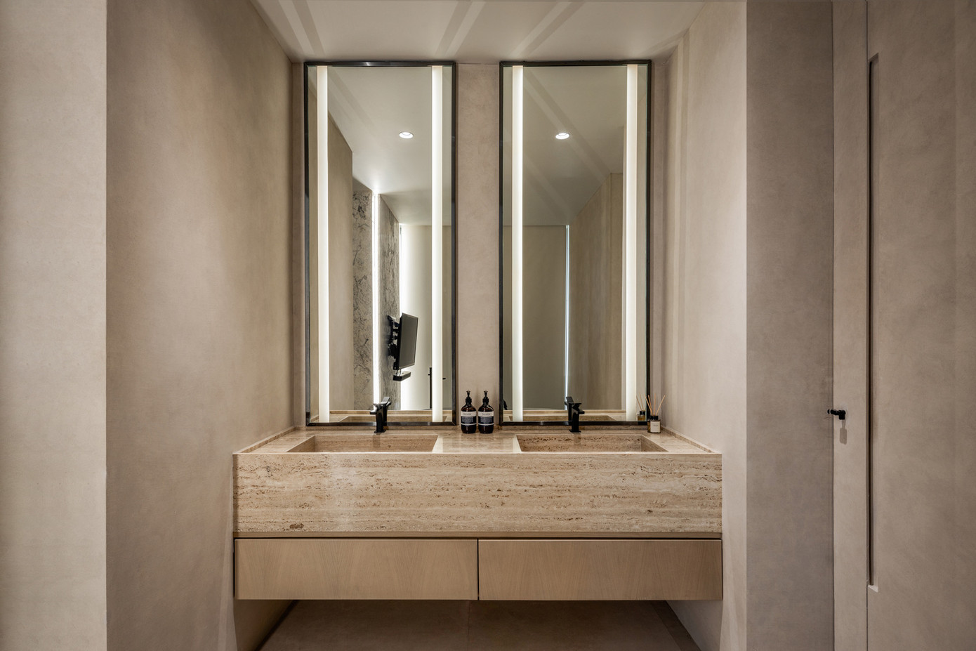 Vật liệu nội thất chủ yếu bao gồm gỗ sồi, tất cả được kết hợp đơn sắc để tạo cảm giác nhẹ nhàng và thư giãn.