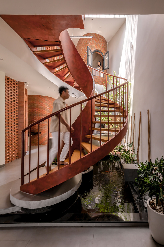 Các lối đi chính và phụ được bố trí một cách chiến lược, để tạo ra các tuyến đường lưu thông độc lập, đảm bảo sự riêng tư cho mỗi thành viên trong gia đình.