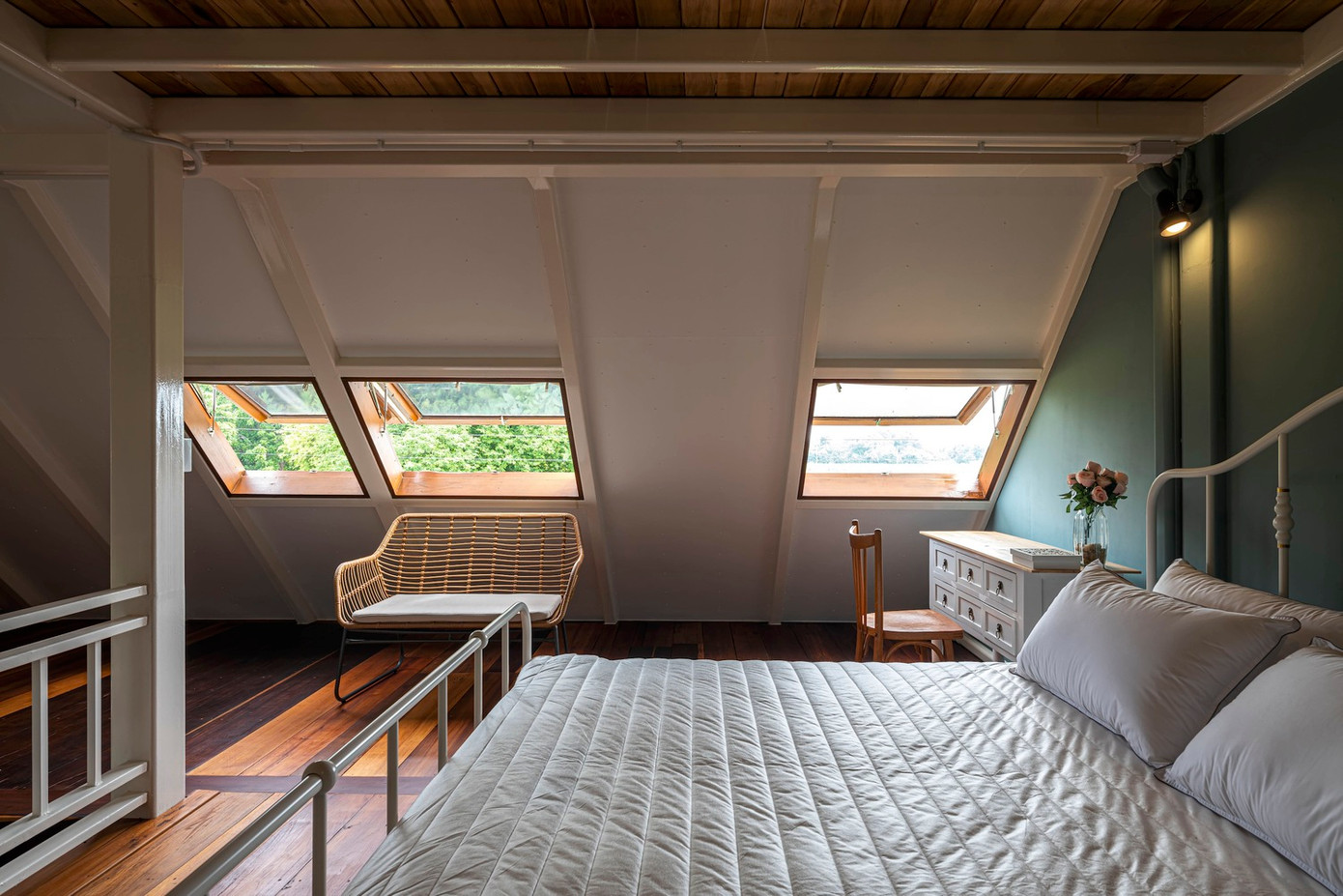 Các khu vực chức năng của ngôi nhà được kết nối tốt với không gian ngoài trời, đảm bảo tính liên tục và môi trường râm mát, dễ chịu. Các khu vực chức năng của ngôi nhà được kết nối tốt với không gian ngoài trời, đảm bảo tính liên tục và môi trường râm mát, dễ chịu.