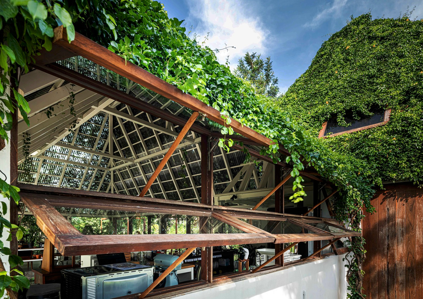 Kiến trúc sư muốn duy trì đặc điểm của ngôi nhà bằng cách phát triển độ dốc của mái nhà, để phù hợp với hướng mặt trời. Kiến trúc sư muốn duy trì đặc điểm của ngôi nhà bằng cách phát triển độ dốc của mái nhà, để phù hợp với hướng mặt trời.