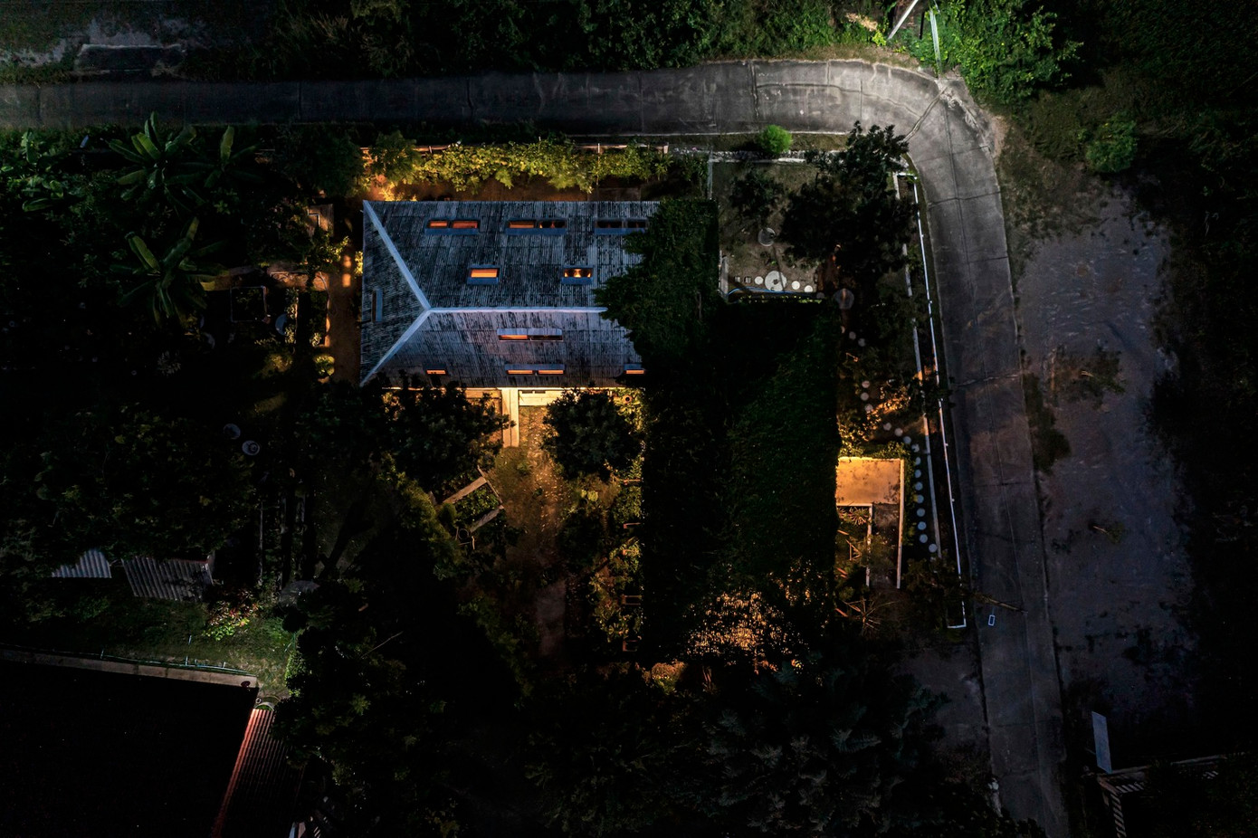 Kiến trúc sư đã thiết kế ngôi nhà hình chữ L, để lại một không gian mở tích hợp với một phần diện tích của ngôi nhà ban đầu. Sự sắp xếp này giúp tăng hiệu quả và tránh cho ngôi nhà cũ có cảm giác chật chội. Kiến trúc sư đã thiết kế ngôi nhà hình chữ L, để lại một không gian mở tích hợp với một phần diện tích của ngôi nhà ban đầu. Sự sắp xếp này giúp tăng hiệu quả và tránh cho ngôi nhà cũ có cảm giác chật chội.