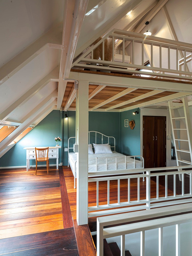 Kiến trúc sư sử dụng kết cấu thép trắng làm cho ngôi nhà trông nhẹ nhàng, thoáng mát và tương thích với các vật liệu khác. Kiến trúc sư sử dụng kết cấu thép trắng làm cho ngôi nhà trông nhẹ nhàng, thoáng mát và tương thích với các vật liệu khác.