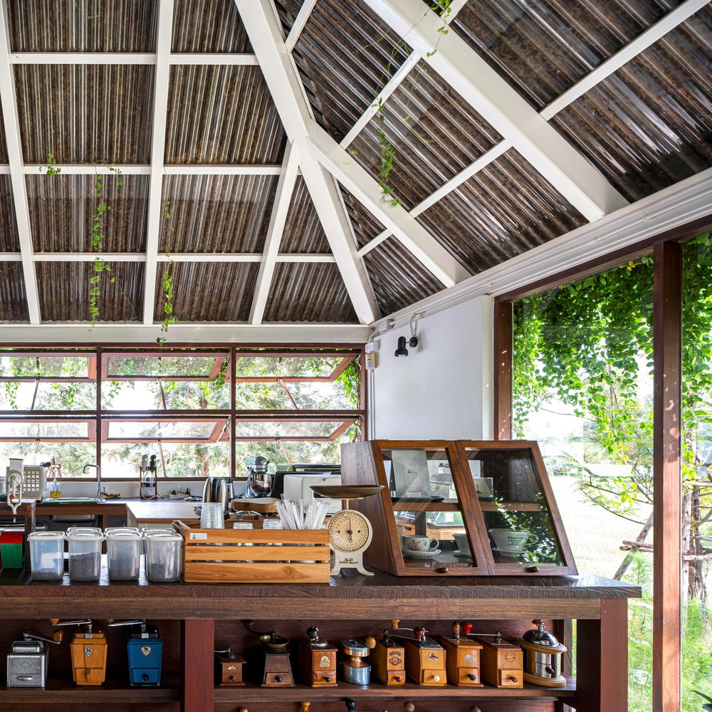 Kiến trúc sư sử dụng kết cấu thép trắng làm cho ngôi nhà trông nhẹ nhàng, thoáng mát và tương thích với các vật liệu khác. Kiến trúc sư sử dụng kết cấu thép trắng làm cho ngôi nhà trông nhẹ nhàng, thoáng mát và tương thích với các vật liệu khác.