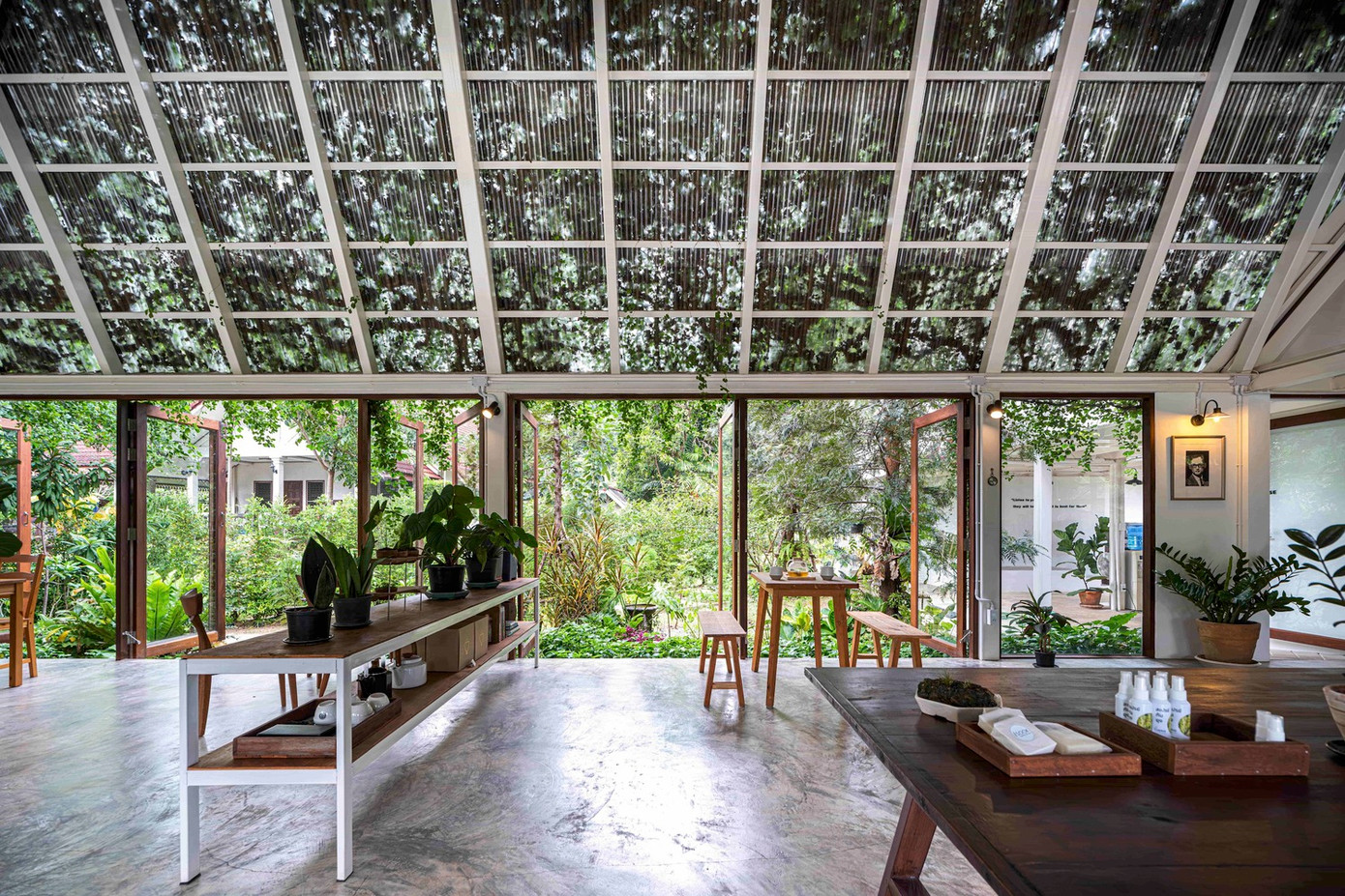 Các khu vực chức năng của ngôi nhà được kết nối tốt với không gian ngoài trời, đảm bảo tính liên tục và môi trường râm mát, dễ chịu. Các khu vực chức năng của ngôi nhà được kết nối tốt với không gian ngoài trời, đảm bảo tính liên tục và môi trường râm mát, dễ chịu.