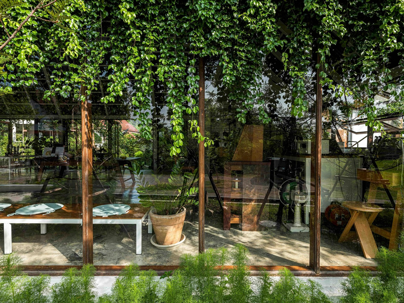 Ngôi nhà được nâng cao hơn mặt đường để đảm bảo tầm nhìn. Ngôi nhà được nâng cao hơn mặt đường để đảm bảo tầm nhìn.