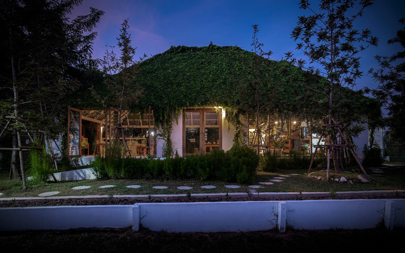 Cây kèn vàng cũng đóng vai trò là vật liệu xây dựng tự nhiên cho tác phẩm kiến trúc này. Cây kèn vàng cũng đóng vai trò là vật liệu xây dựng tự nhiên cho tác phẩm kiến trúc này.