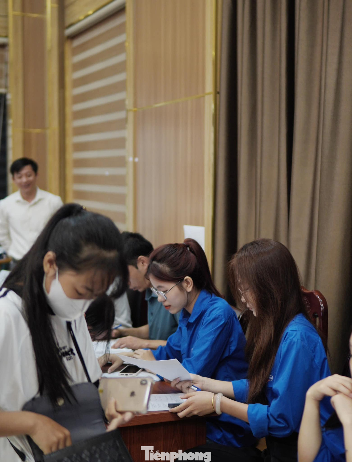 Thậm chí, có trường hợp sinh viên ở xa một mình đến Thái Nguyên lúc 2 giờ sáng, nhưng đoàn viên của trường vẫn nhiệt tình ra bến xe đón, để hỗ trợ vận chuyển đồ đạc, cũng như đưa sinh viên về nhận nơi ở tại kí túc xá an toàn.