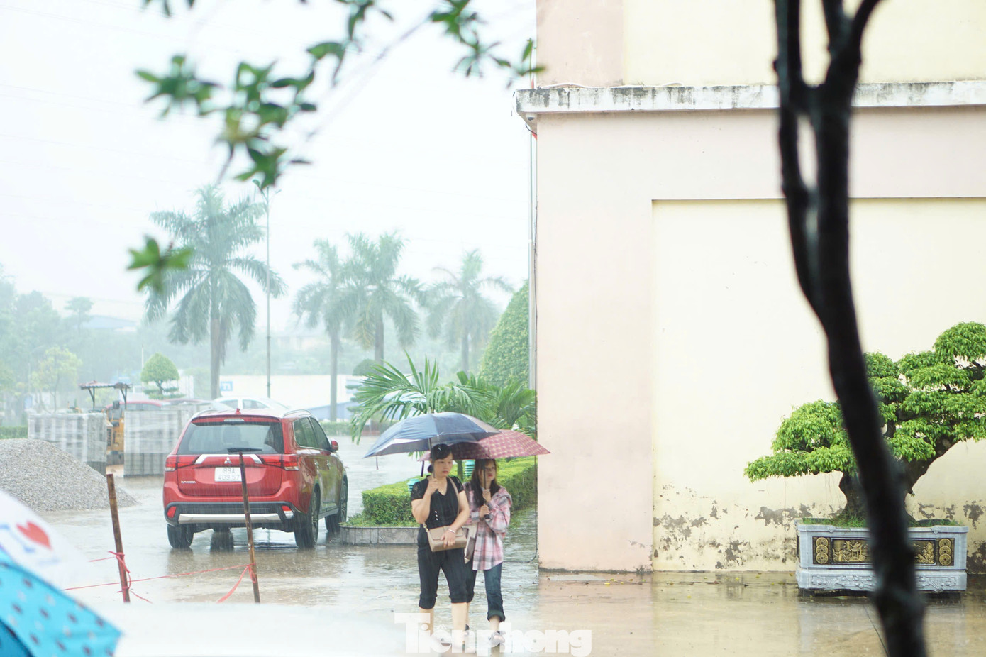 Do ảnh hưởng của rãnh áp thấp, nên từ ngày 18/8 miền Bắc bắt đầu mưa giông, dự báo kéo dài đến hết ngày 25/8. Việc này không chỉ khiến việc di chuyển của người dân gặp nhiều khó khăn, mà công tác chào đón tân sinh viên của một số trường đại học, cao đẳng ở miền Bắc cũng bị gián đoạn.