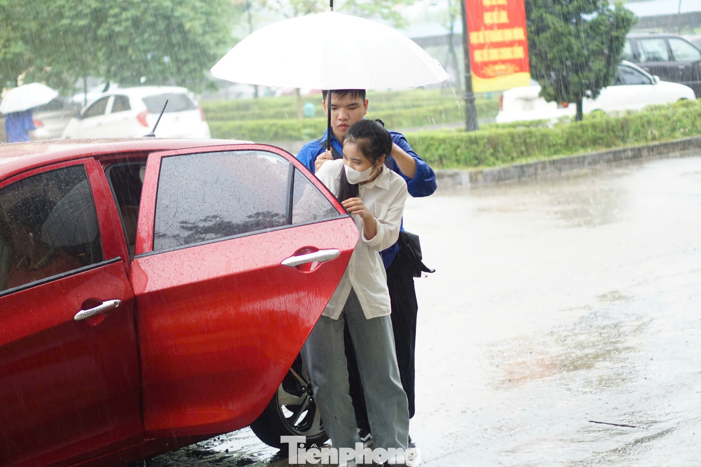 Cũng theo anh Thái Sơn, do mưa lớn kéo dài và gây ngập lụt khiến việc di chuyển của tân sinh viên và phụ huynh gặp nhiều khó khăn. Vì vậy, các thầy, cô đã kết hợp với đoàn viên của trường dùng chính ô tô của thầy cô, để đưa đón tân sinh viên đến kí túc xá nhận nơi ở. Đồng thời, đoàn trường còn hỗ trợ 500 suất ăn nhẹ với bánh mì và cà phê vào buổi trưa cho tân sinh viên, để các em an tâm nhập học.