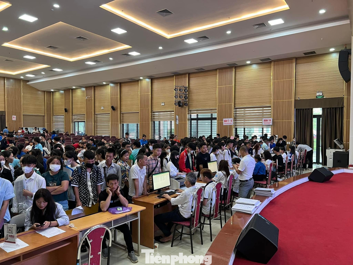 Được biết, năm nay do số lượng sinh viên đăng kí phòng kí túc xá của trường tăng cao, trong khi quỹ phòng có hạn. Do đó, nhà trường sẽ ưu tiên hỗ trợ trước các trường hợp hộ nghèo, có hoàn cảnh đặc biệt khó khăn vào ở kí túc xá.