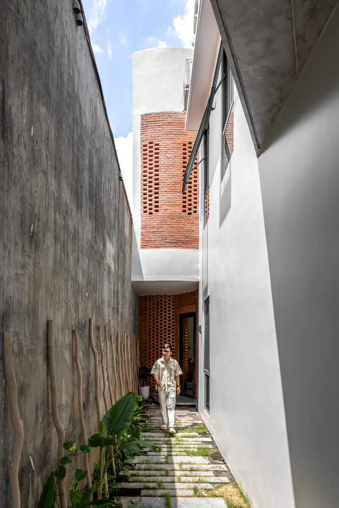 Các lối đi chính và phụ được bố trí một cách chiến lược, để tạo ra các tuyến đường lưu thông độc lập, đảm bảo sự riêng tư cho mỗi thành viên trong gia đình.