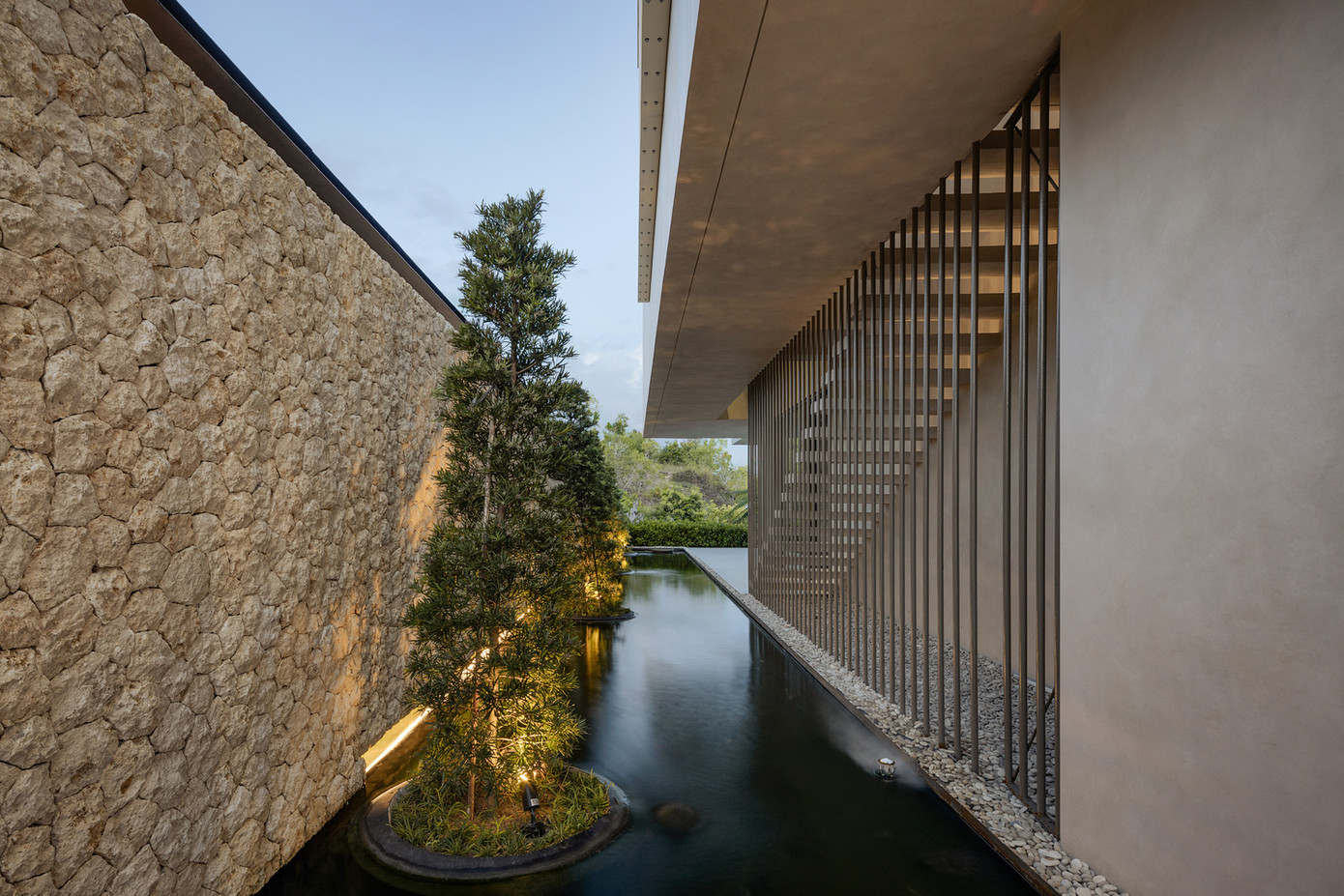 Khoảng mở dài của biệt thự dành cho khu vực sinh hoạt, để tối ưu hóa góc nhìn tuyệt đẹp của ngọn đồi để mọi người có thể thư giãn, chiêm ngưỡng chuyển động của mặt trời vào các thời điểm khác nhau trong ngày.