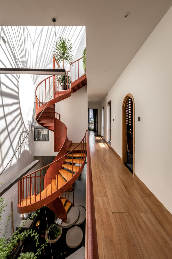 Bố cục ZigZag sắp xếp các khu vực chức năng một cách hiệu quả, mở ra một trục trung tâm cho luồng không khí và ánh sáng tự nhiên vào nhà.