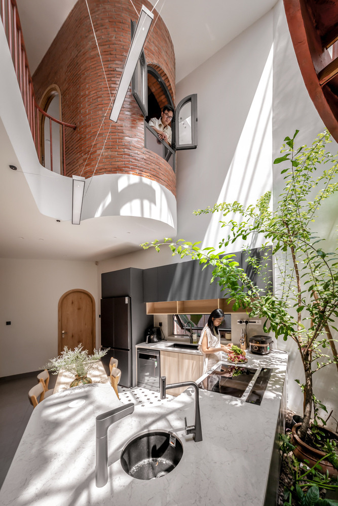 Bố cục ZigZag sắp xếp các khu vực chức năng một cách hiệu quả, mở ra một trục trung tâm cho luồng không khí và ánh sáng tự nhiên vào nhà.