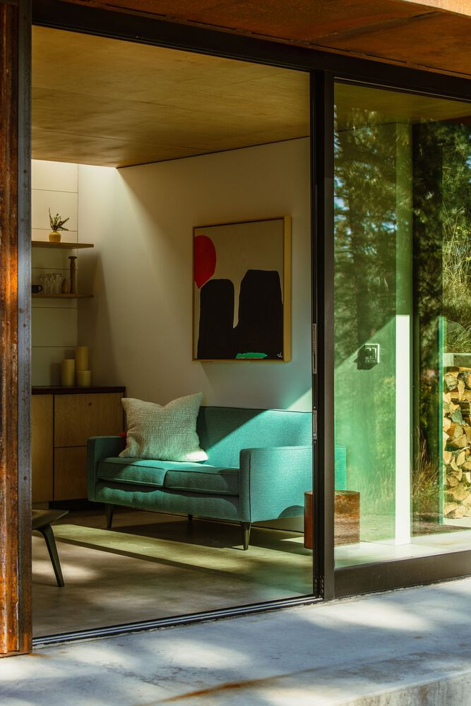 Kéo các tấm ốp bên ra khỏi bức tường dày ngăn cách nhà bếp với phòng tắm, để tạo ra một phòng đựng thức ăn và không gian lưu trữ tiện ích cho không gian chính.