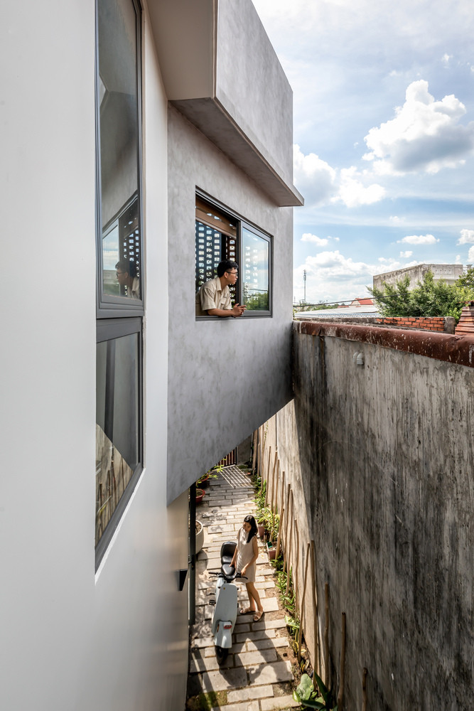 Thiết kế này không chỉ thích ứng hiệu quả với môi trường xung quanh, giảm thiểu tác động của ánh sáng mặt trời gay gắt, mà còn góp phần tạo nên điểm nhấn ấn tượng trong khu phố.