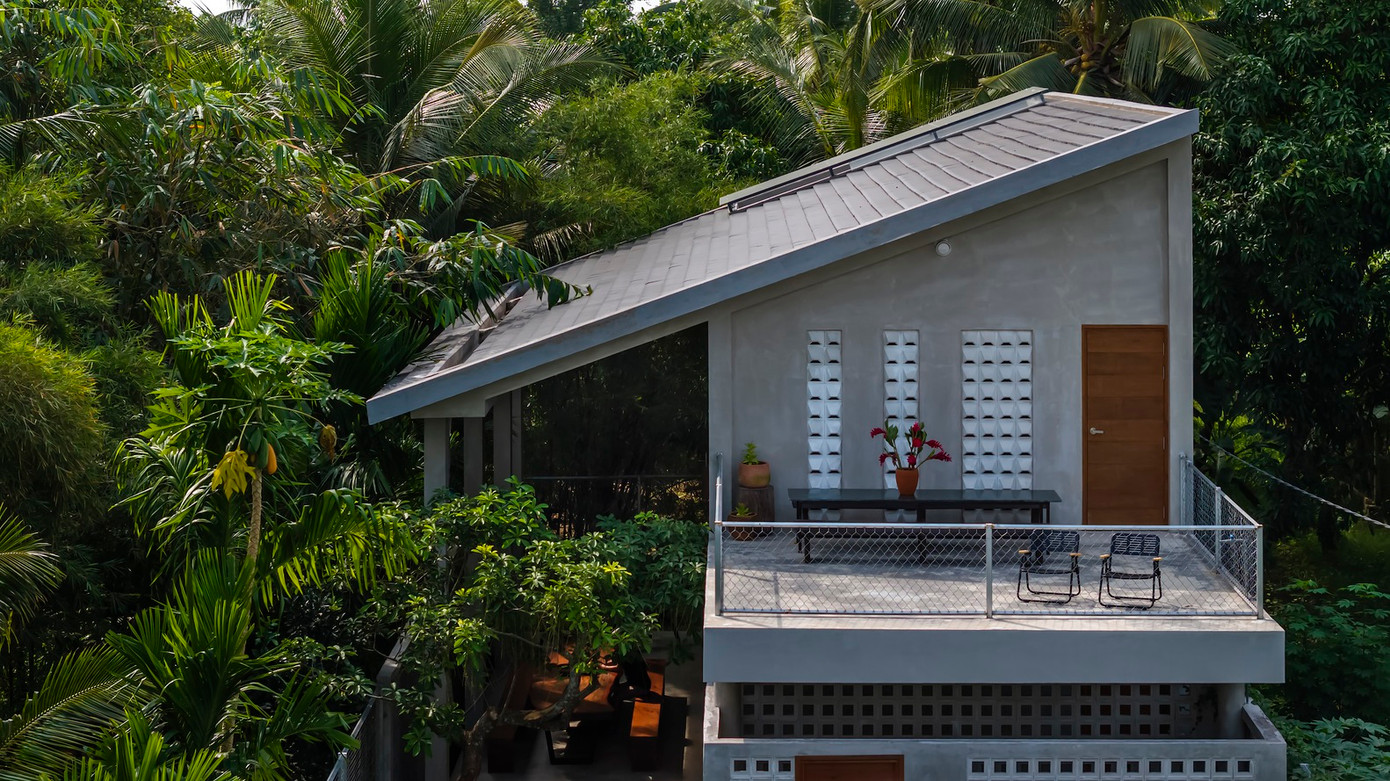 Nhờ sự sáng tạo trong thiết kế, ngôi nhà không chỉ đẹp, thoáng mát mà còn giúp gia chủ tiết kiệm được chi phí xây dựng. Nhờ sự sáng tạo trong thiết kế, ngôi nhà không chỉ đẹp, thoáng mát mà còn giúp gia chủ tiết kiệm được chi phí xây dựng.