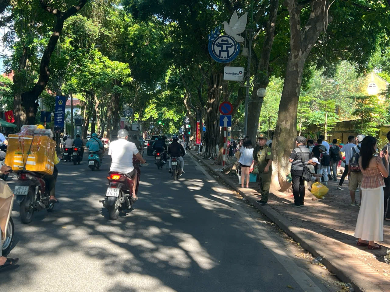 Đáng chú ý, từ ngày 10/8-30/9, bên cạnh việc tổ chức ra quân xử lý các trường hợp vi phạm, UBND phường Quán Thánh còn tổ chức lực lượng trực (công an phường, Tiểu ban 197, lực lượng an ninh trật tự cơ sở) hàng ngày theo ca để duy trì công tác đảm bảo trật tự đô thị, không để tái vi phạm. Ảnh do UBND phường Quán Thánh cung cấp.