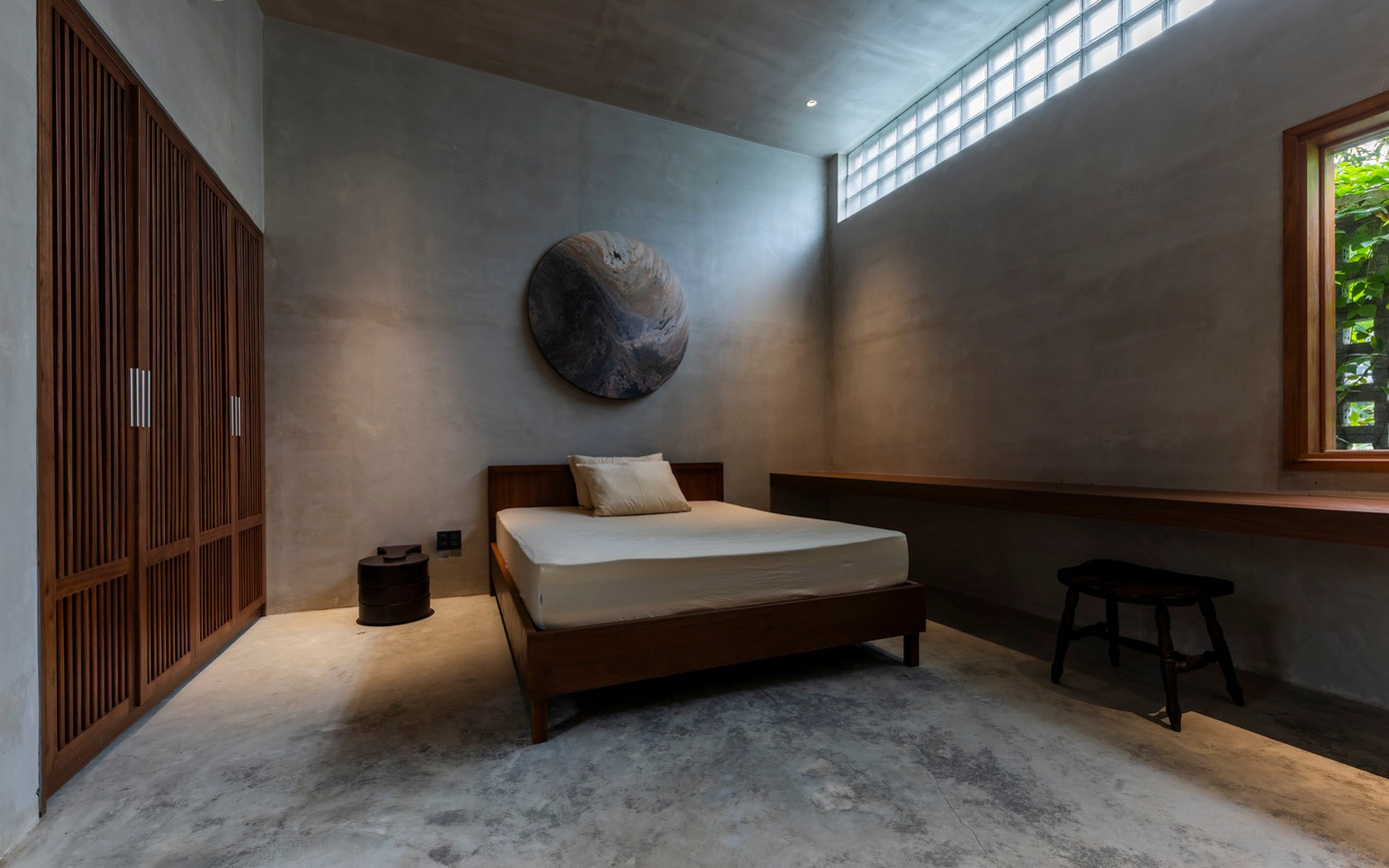 Một cabin có bếp và phòng ngủ nằm ẩn mình sau mặt tiền bằng gỗ. Một cabin có bếp và phòng ngủ nằm ẩn mình sau mặt tiền bằng gỗ.