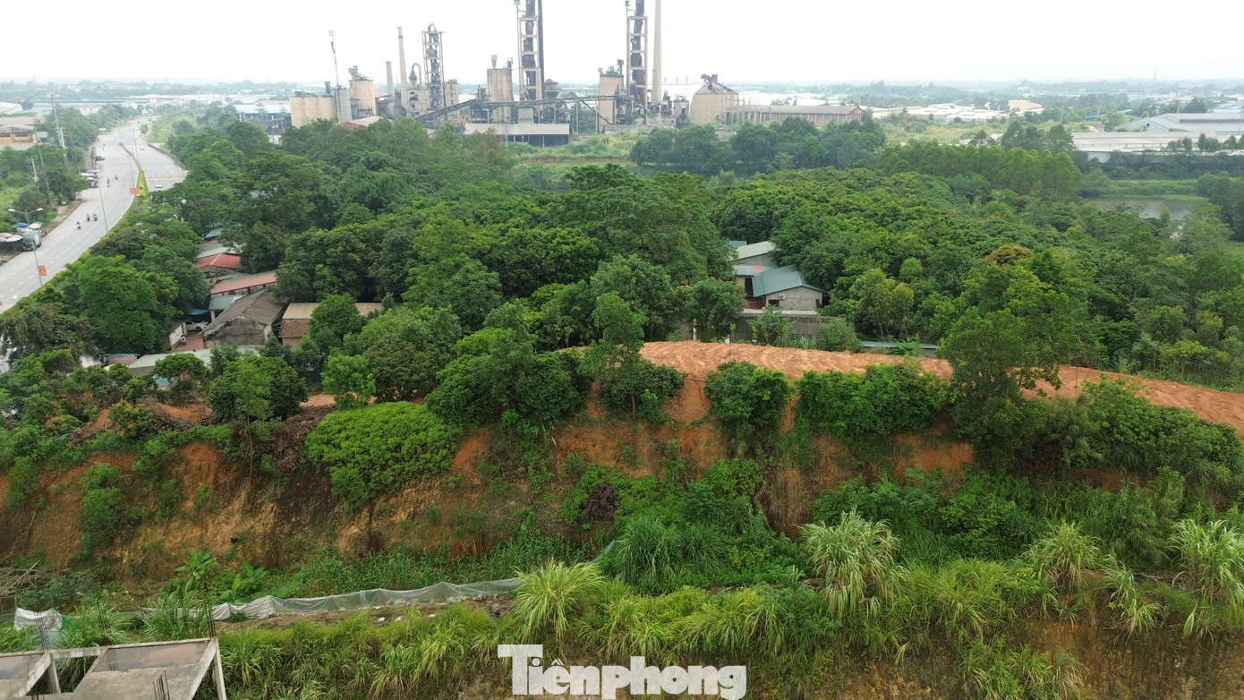 Hơn một năm qua, gia đình ông T.Đ.M và nhiều hộ gia đình tại xã Thụy Vân (TP Việt Trì, tỉnh Phú Thọ) liên tục phản ánh về việc phần đất mà họ sinh sống, thuộc diện thu hồi phục vụ dự án Khu du lịch sinh thái và thể thao Việt Trì giai đoạn 1 (phân khu D.E.F) do Công ty cổ phần Tập đoàn FLC làm chủ đầu tư; Nhưng đến nay, mặc dù dự án đã bị “khai tử” thời gian dài, nhưng họ vẫn chưa nhận được đền bù, khiến cuộc sống gặp nhiều khó khăn.