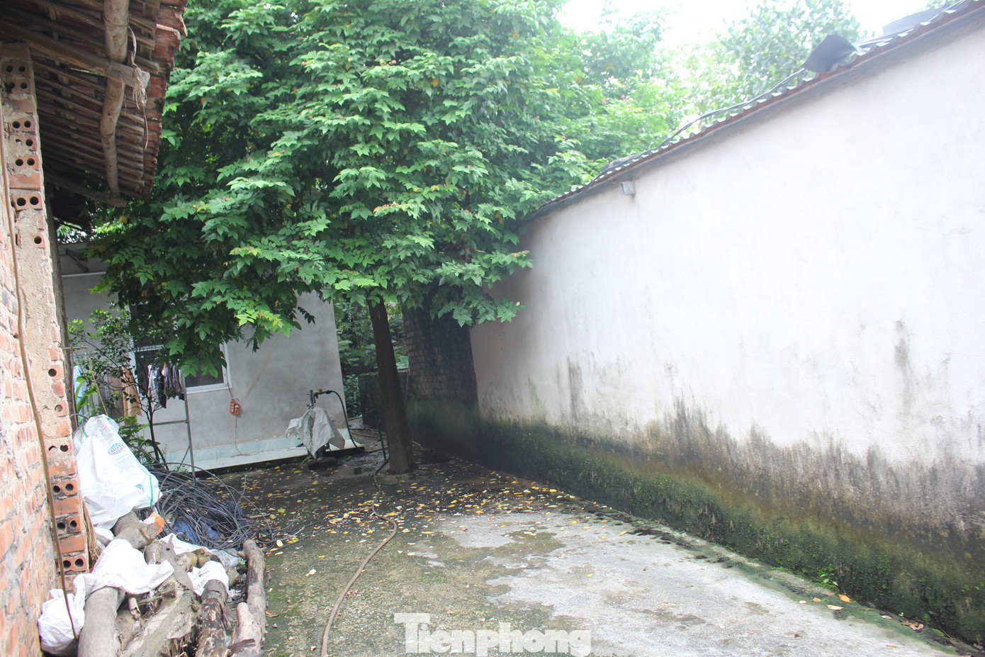 Tuy nhiên, dự án bị “khai tử” là một chuyện, nhưng việc còn hơn 3h là khu vực sinh sống của gia đình ông T.Đ.M và nhiều hộ gia đình thuộc địa bàn xã Thụy Vân dù đã nhận được thông báo thu hồi đất, cũng như văn bản dự kiến phương án bồi thường, hỗ trợ khi thu hồi đất. Nhưng đến nay vẫn chưa nhận được khoản bồi thường nào.