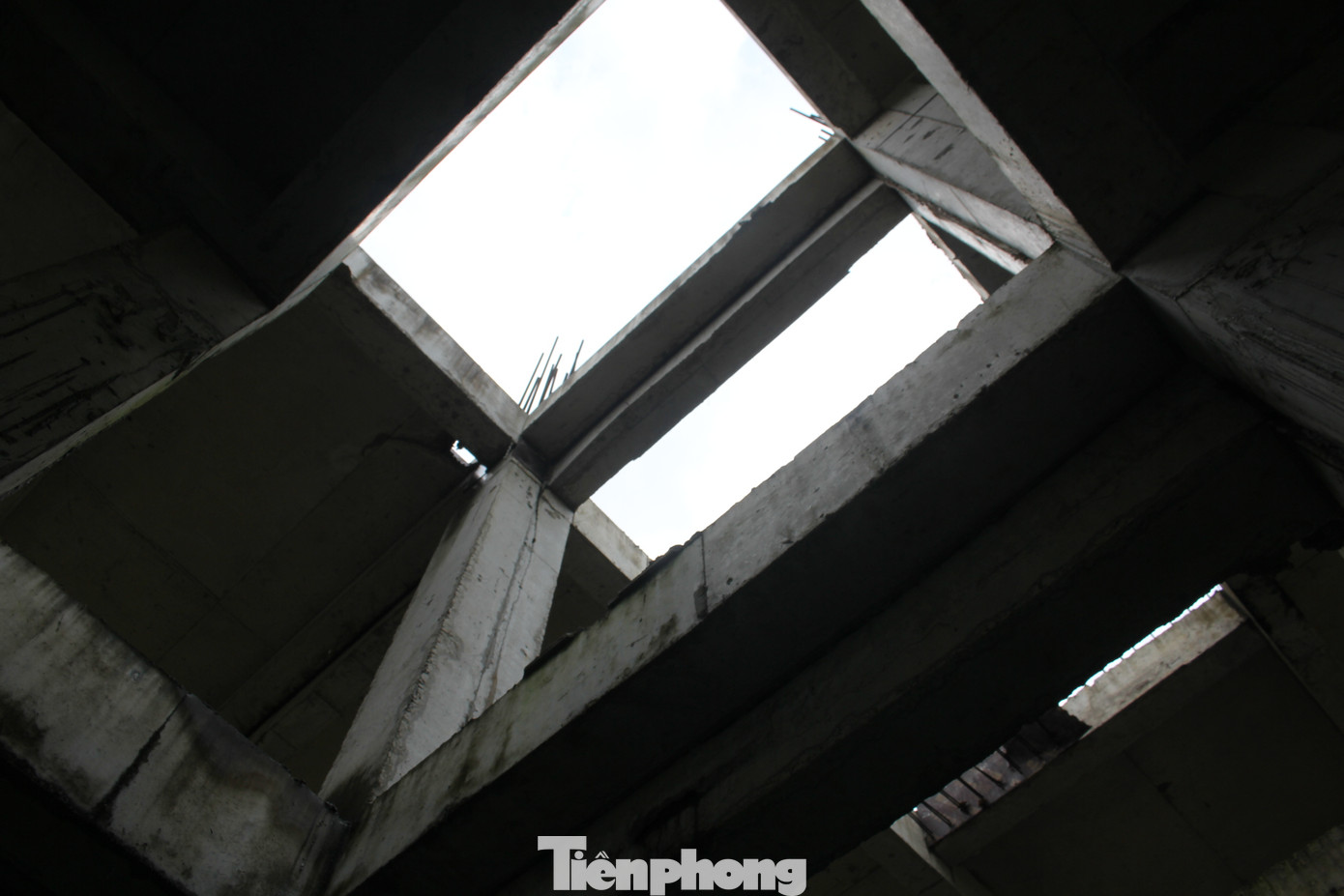 Dãy nhà liền kề xây dựng dở dang, nay quanh năm ngập nước, sắt thép hoen gỉ.