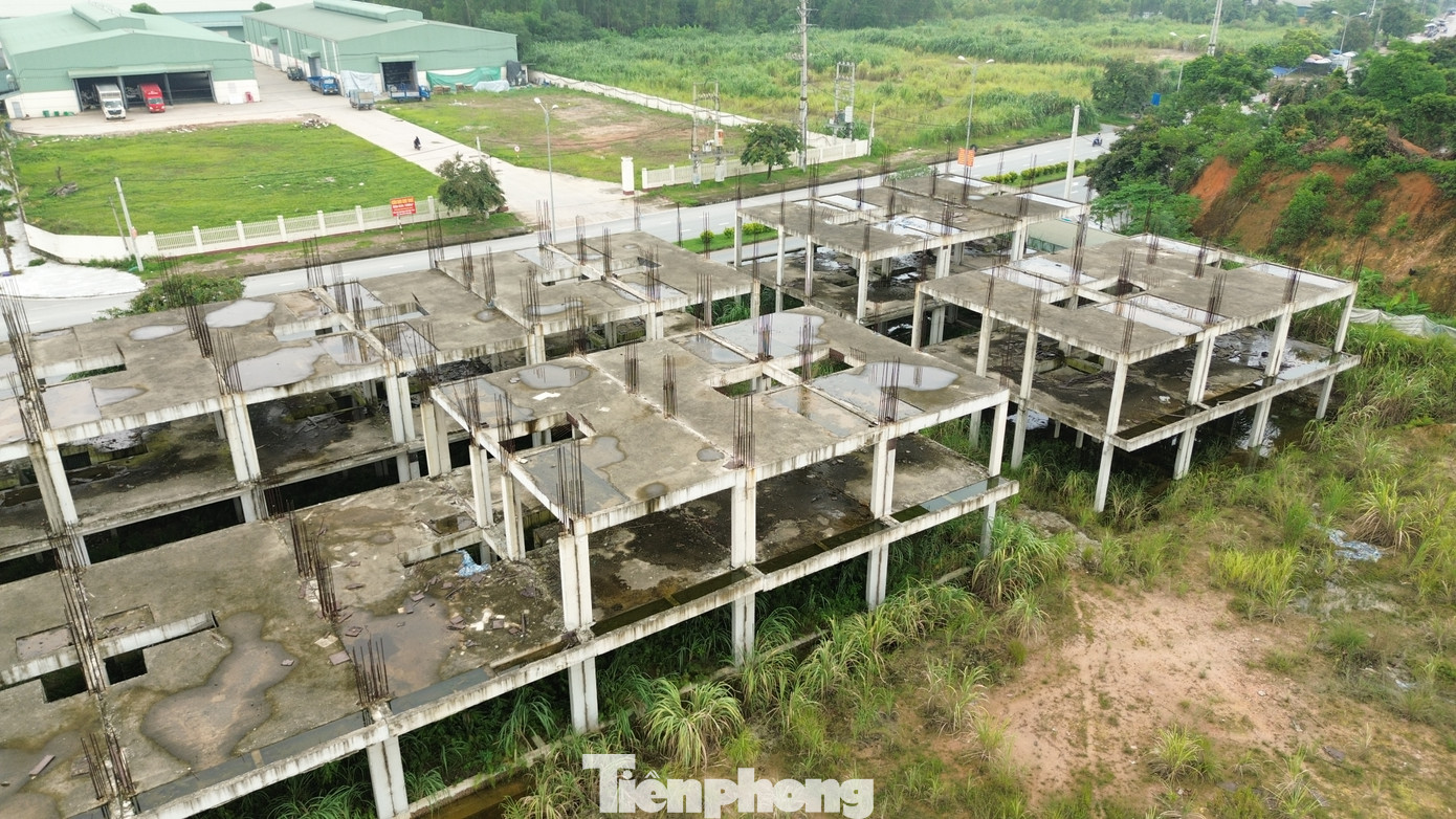 Ngay sau đó, đội ngũ thi công đã nhanh chóng bắt tay vào xây dựng dãy nhà liền kề trên đường Trường Chinh, án ngữ ngay lối vào khu công nghiệp Thụy Vân,…