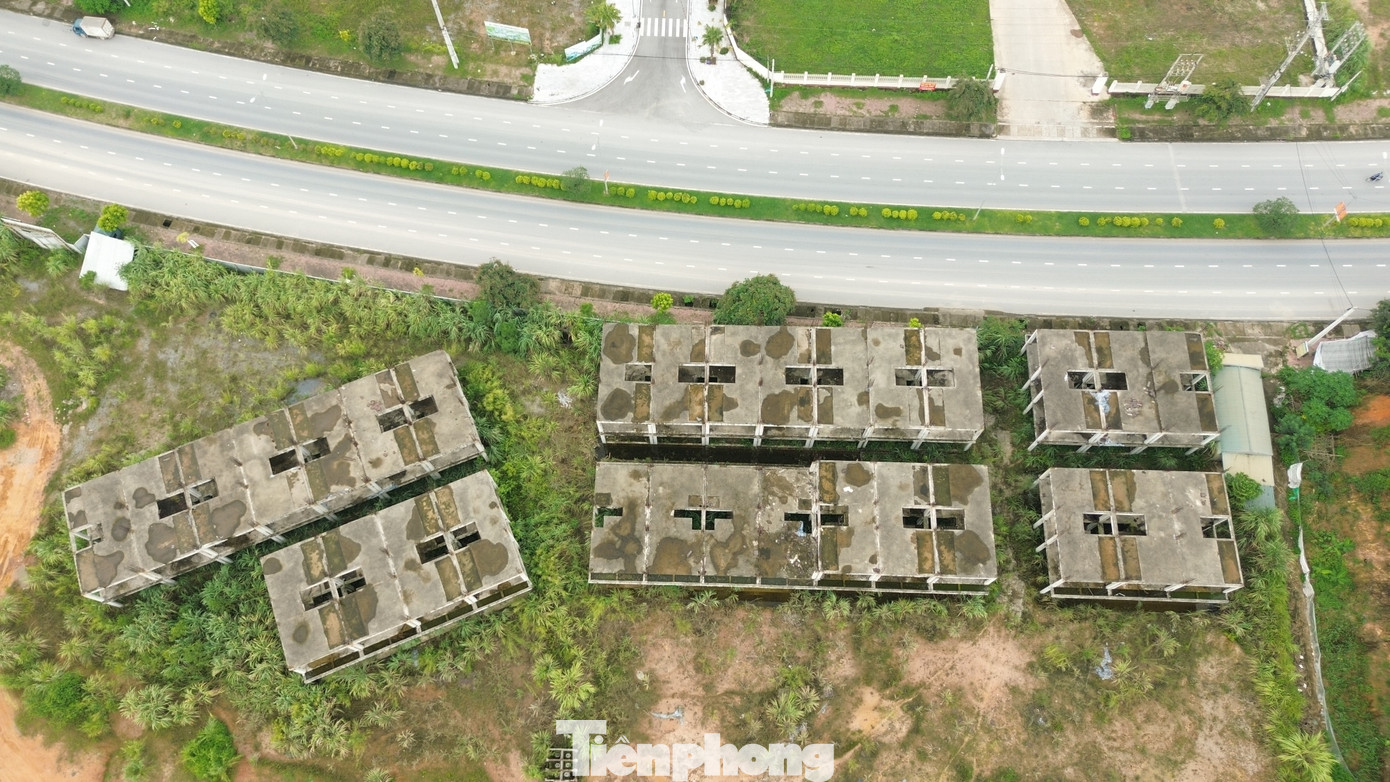 Ngay sau đó, đội ngũ thi công đã nhanh chóng bắt tay vào xây dựng dãy nhà liền kề trên đường Trường Chinh, án ngữ ngay lối vào khu công nghiệp Thụy Vân,…