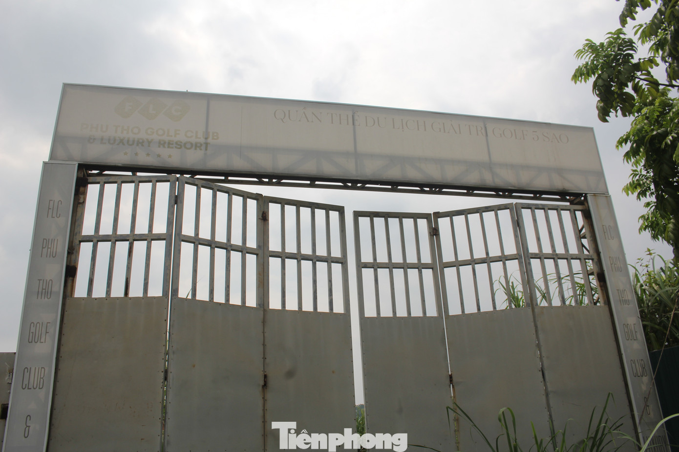 Cổng chào, pano dự án đã bạc màu và xuống cấp.