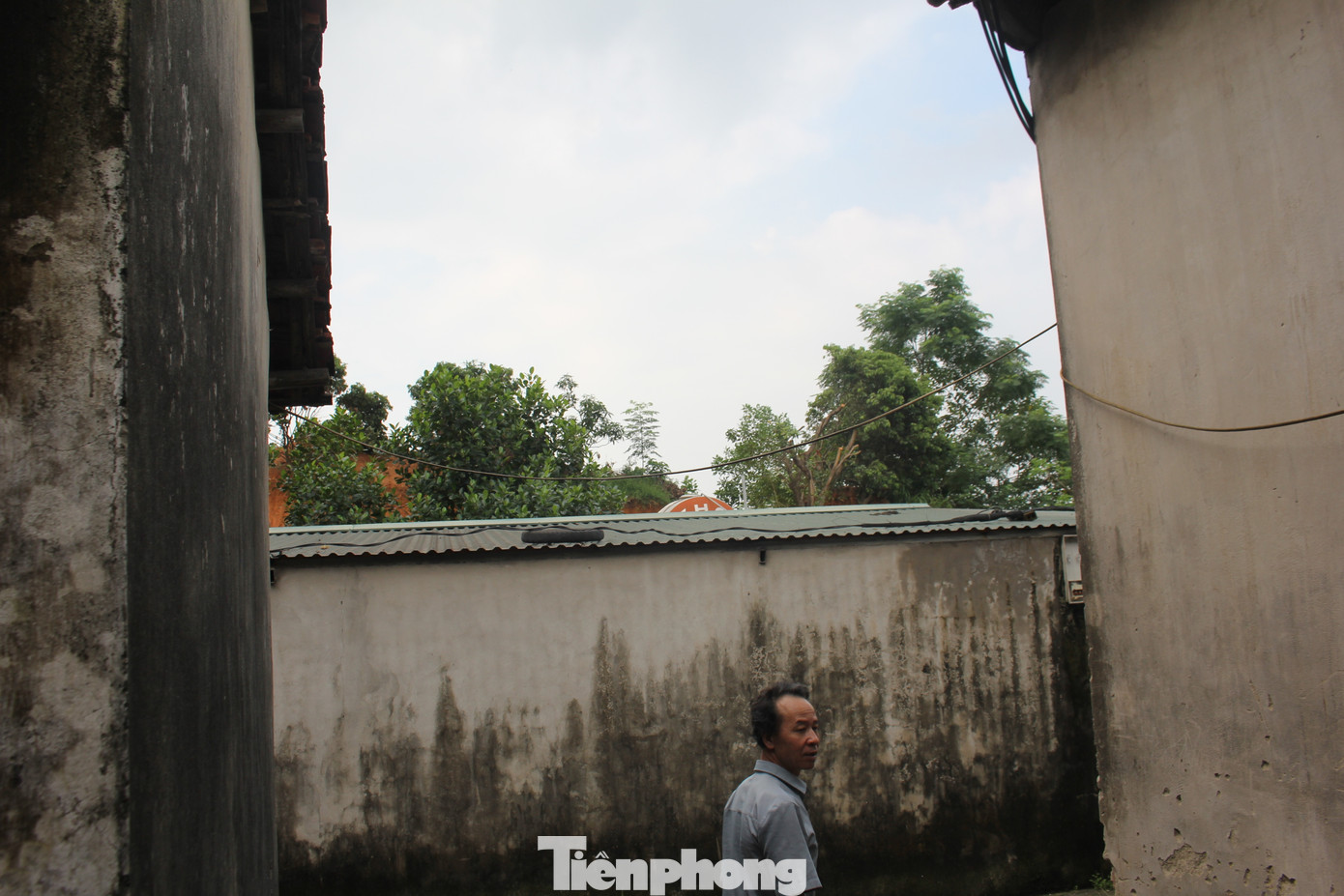 Do đó, các hộ dân vô cùng hoang mang, không biết rằng bao giờ phần nhà cửa, đất đai của mình bị thu hồi. Vì vậy, họ không dám tu sửa, cải tạo mặc dù nhiều hộ nhà ở đã xuống cấp. Mặt khác, các hộ dân cũng như không thể mua, bán, thế chấp đất đai để kinh doanh, khiến cuộc sống gặp nhiều khó khăn.