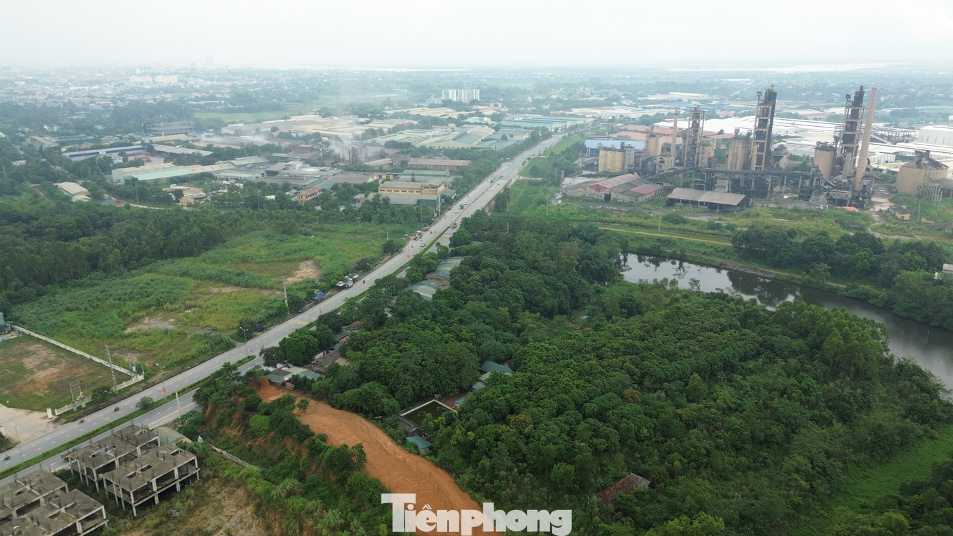 Tuy nhiên, dự án bị “khai tử” là một chuyện, nhưng việc còn hơn 3h là khu vực sinh sống của gia đình ông T.Đ.M và nhiều hộ gia đình thuộc địa bàn xã Thụy Vân dù đã nhận được thông báo thu hồi đất, cũng như văn bản dự kiến phương án bồi thường, hỗ trợ khi thu hồi đất. Nhưng đến nay vẫn chưa nhận được khoản bồi thường nào.