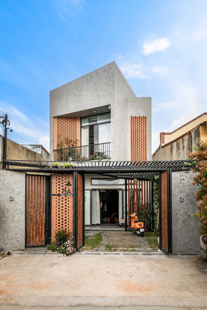 Thiết kế này không chỉ thích ứng hiệu quả với môi trường xung quanh, giảm thiểu tác động của ánh sáng mặt trời gay gắt, mà còn góp phần tạo nên điểm nhấn ấn tượng trong khu phố.